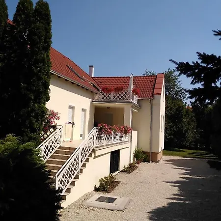 Daire Boglarka Apartmanhaz *